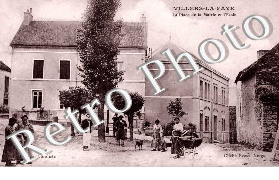 la place de la mairie et l&#039;ecole