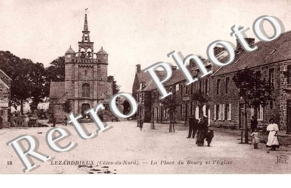 la place du bourg et l&#039;eglise