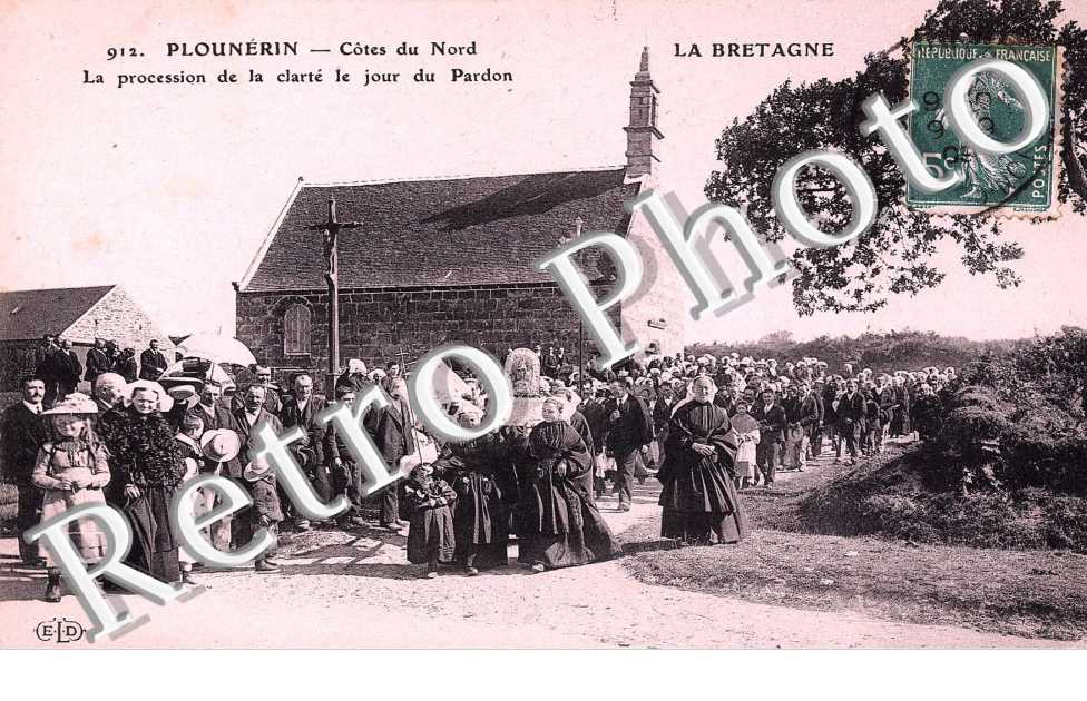 la procession de la clarte le jour du pardon