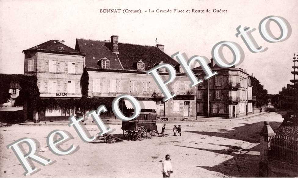 La grande place et route de Gueret