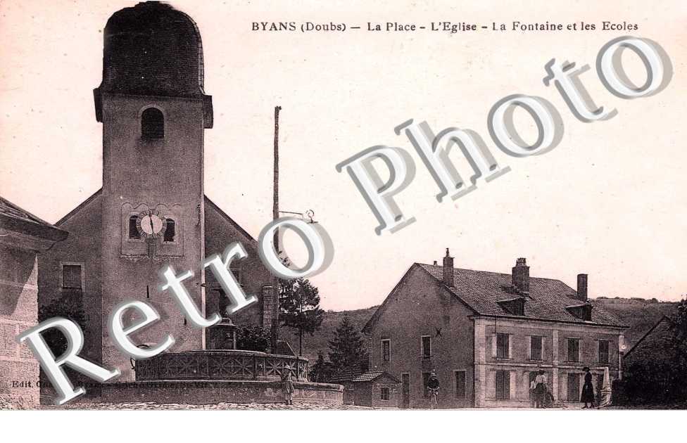 la place, l&#039;eglise, la fontaine et les ecoles