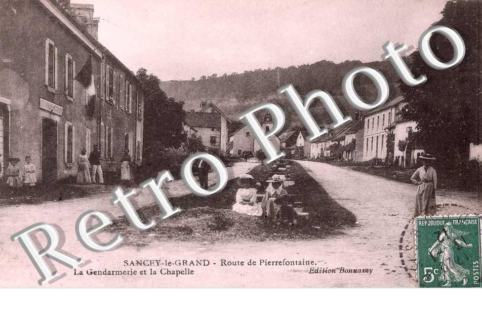 route de Pierrefontaine, la gendarmerie et la chapelle