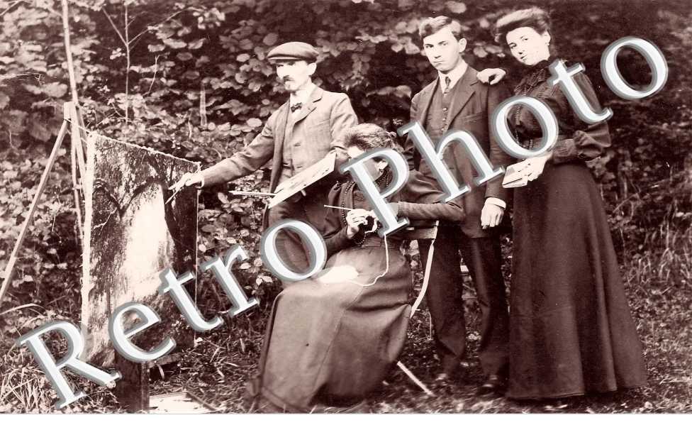 Un peintre et trois autres personnages