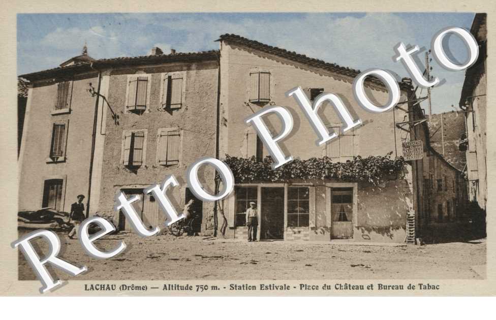 Station estivale - Place du chateau et bureau de tabac
