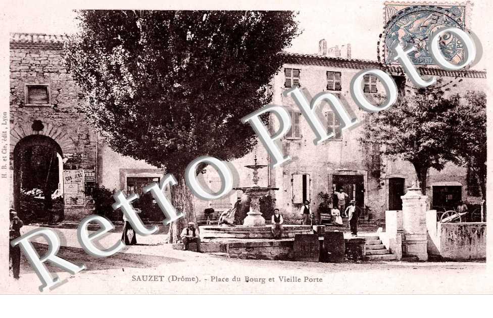 Place du bourg et vieille porte