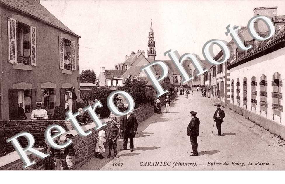 Entrée du bourg, la mairie