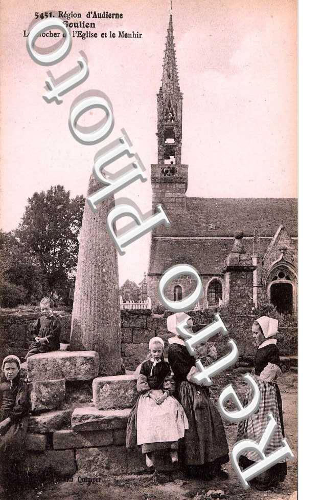 Le Clocher de l&#039;eglise et le Menhir