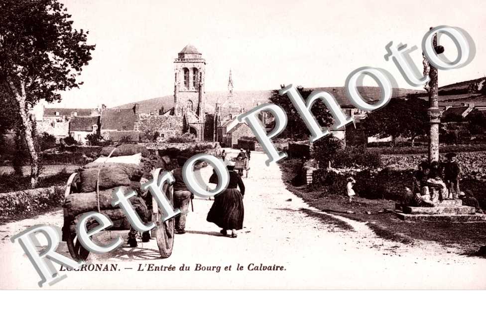 l&#039;entree du bourg et le calvaire