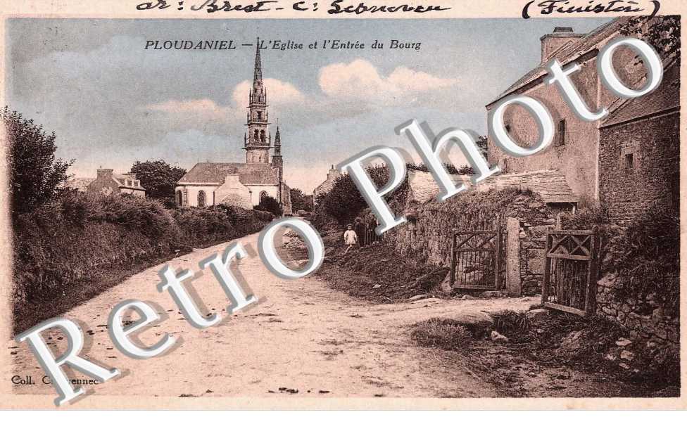 L&#039;EGLISE ET L&#039;ENTREE DU BOURG