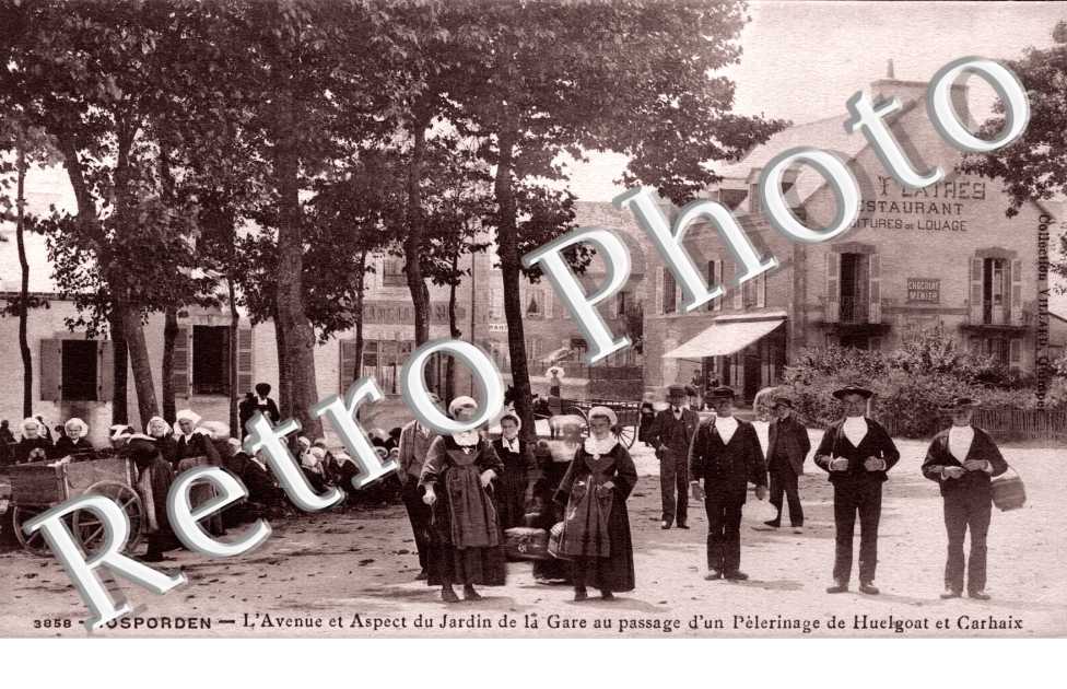 l'avenue et aspect du jardin de la gare au passage d'un pelerinage de huelgoat et carhaix