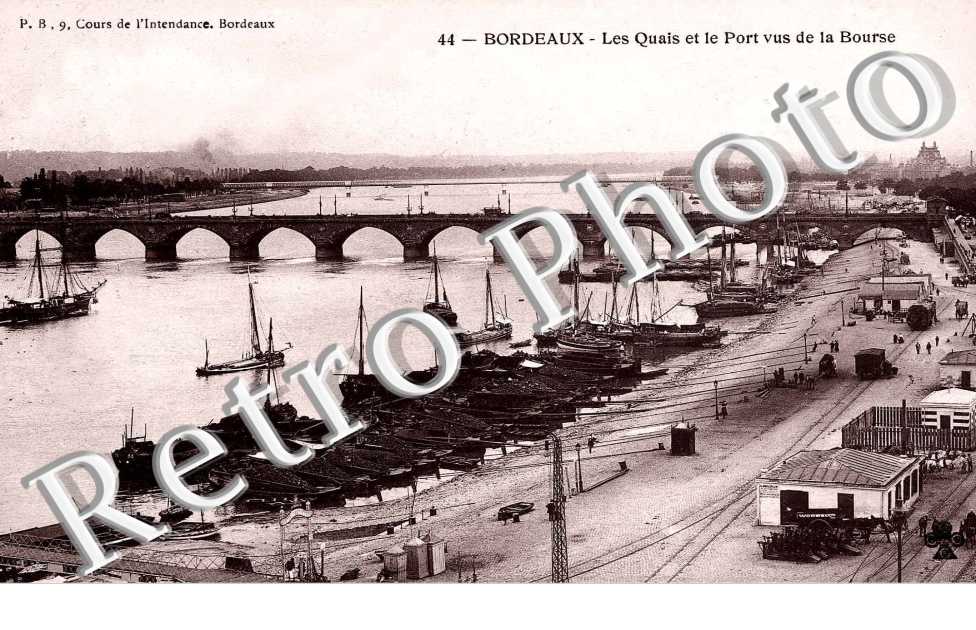 les quais et le port vus de la bourse