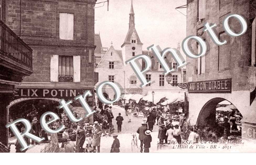 un coin du marche - l&#039;hotel de ville