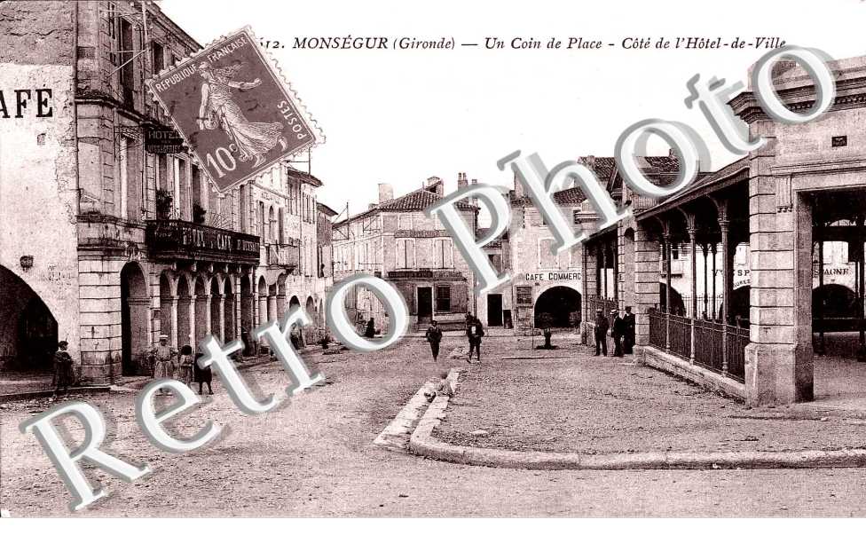 Un coin de la place - l&#039;hotel de ville