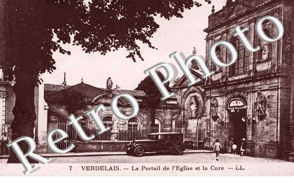 Portail de l'eglise et la Cure