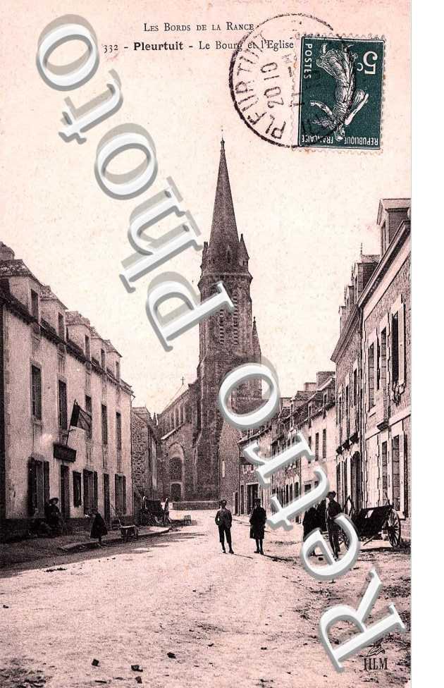 Le bourg et l&#039;eglise