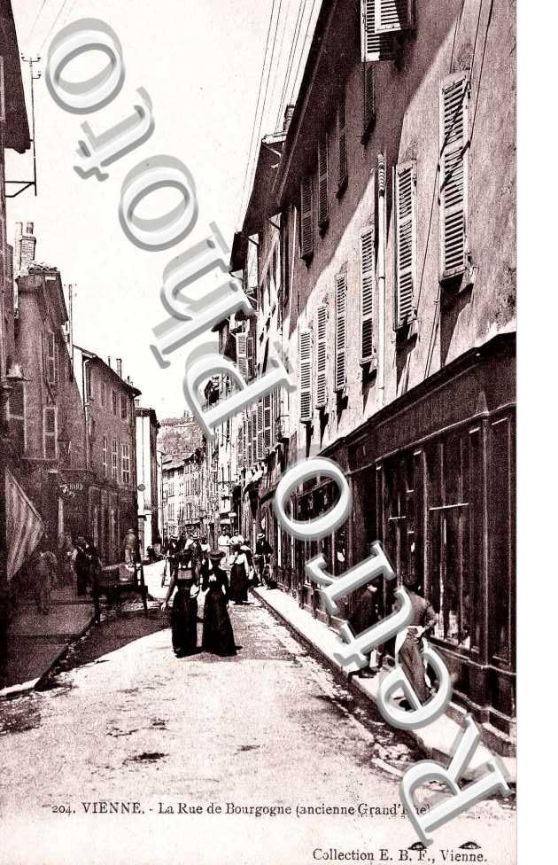 la rue de Bourgogne (ancienne grande rue)