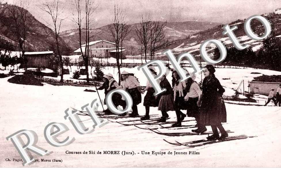 une equipe de jeunes filles, courses de ski