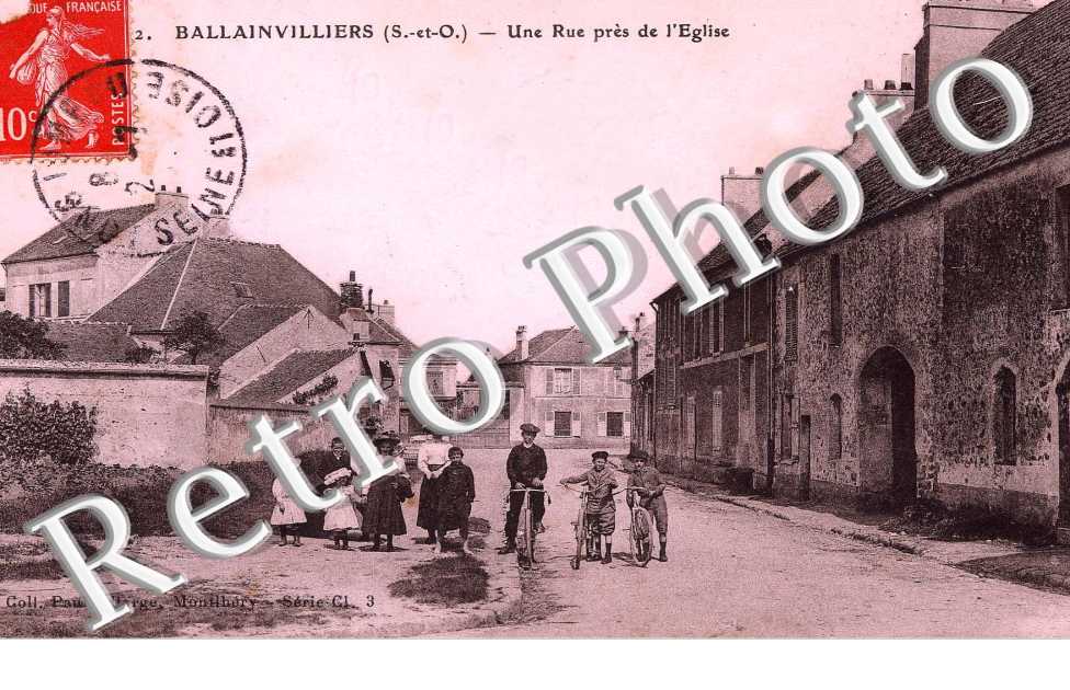 UNE RUE PRES DE L EGLISE (2)