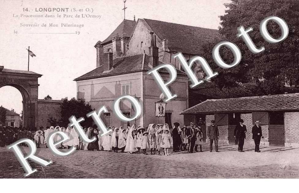 Procession dans le parc de Lormoy - religion