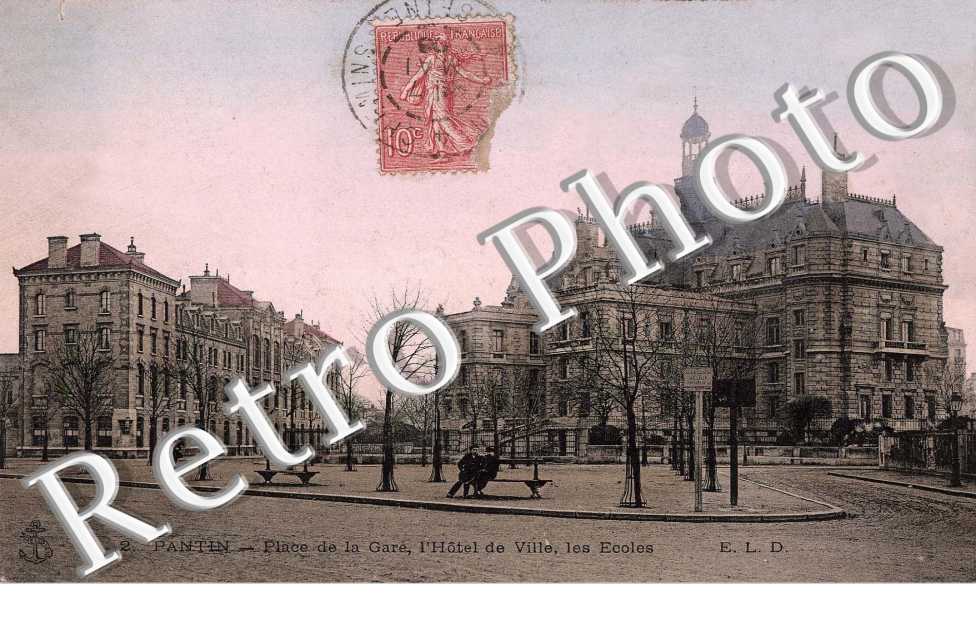 place de la gare, l&#039;Hôtel de Ville, les écoles