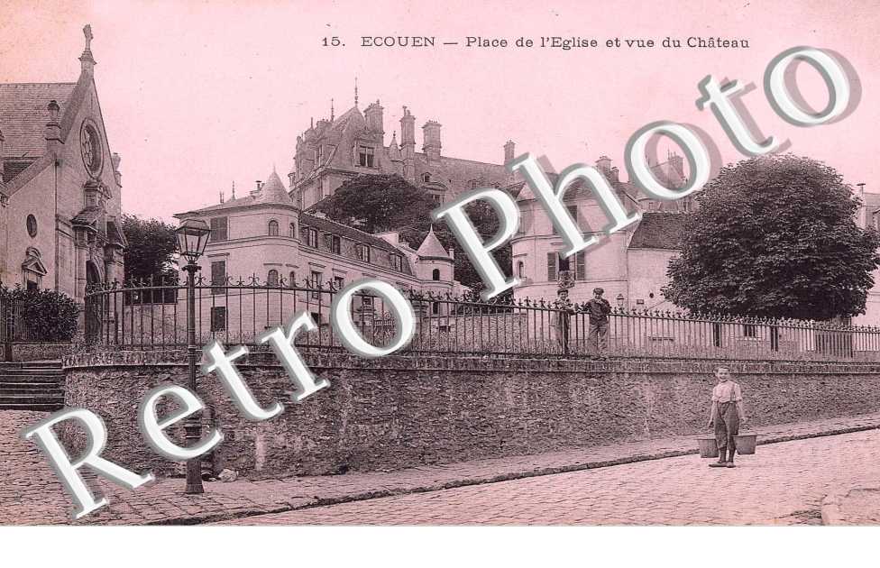 Place de l&#039;eglise et vue du chateau