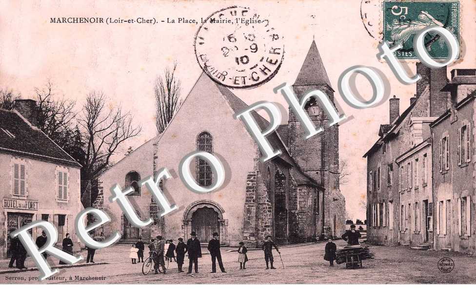 la place, la mairie et l&#039;eglise
