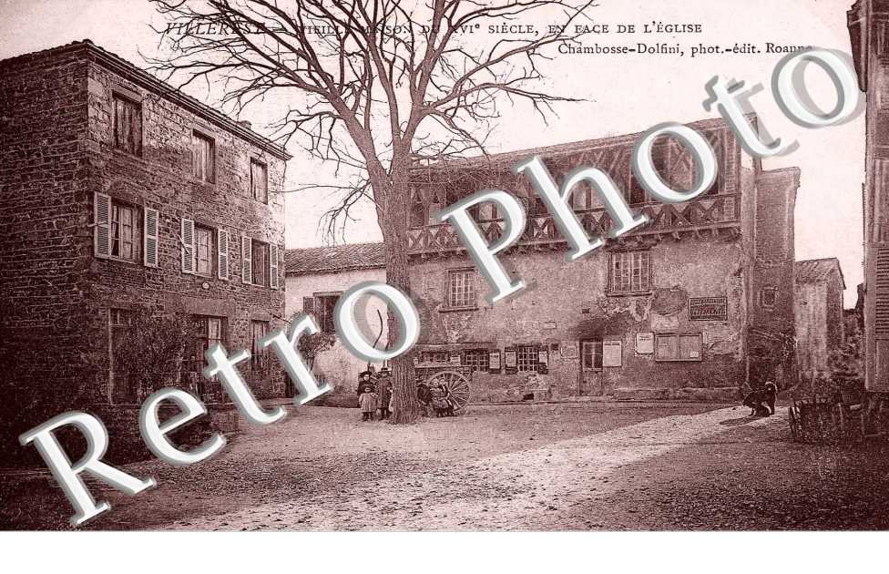 vieille maison du XVIe siecle en face de l&#039;eglise