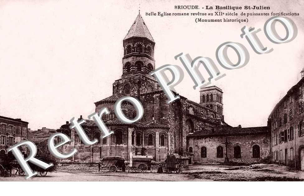 la basilique st julien belle eglise romane revetue au XIIe siecle de puissantes fortifacations
