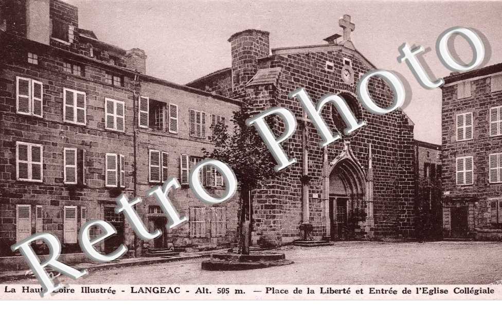 place de la liberte -entree de l'eglise