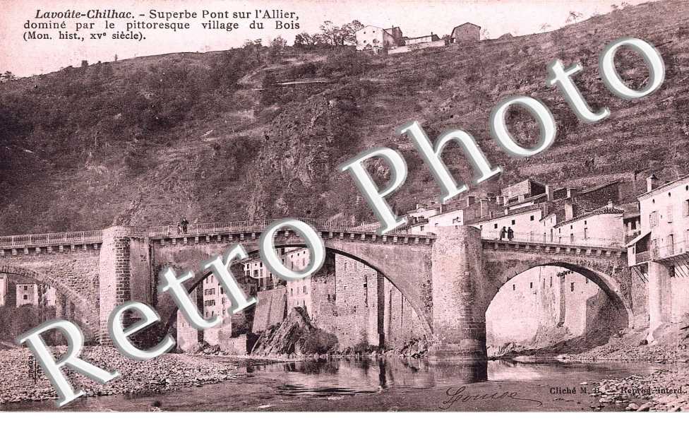 superbe pont sur l&#039;allier domine par le pittoresque village du bois