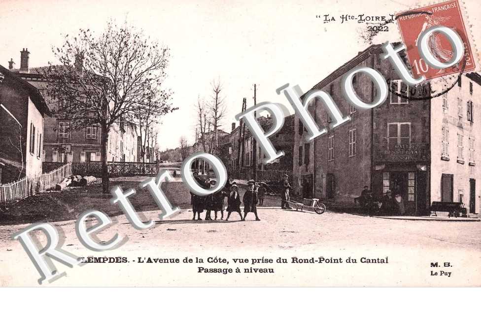 l&#039;avenue de la cote vue prise du rond point du cantal passage a niveau