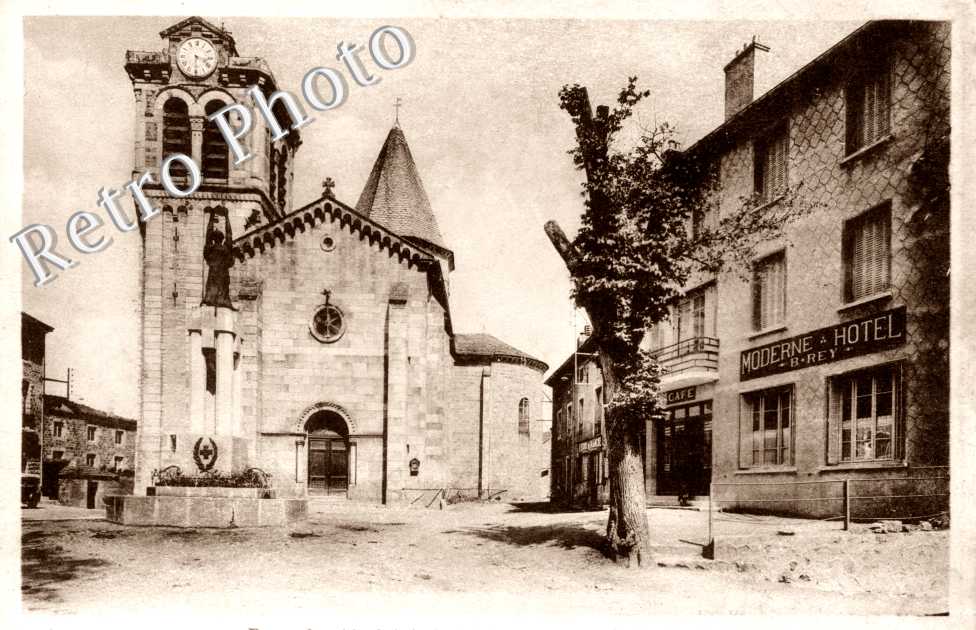 la Place de l&#039;église. Moderne Hotel B. Rey (coquille de l&#039;éditeur, il s&#039;agit de RAUCOULES)