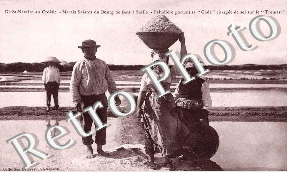 marais salants - paludiere portant sa gede chargée de sel