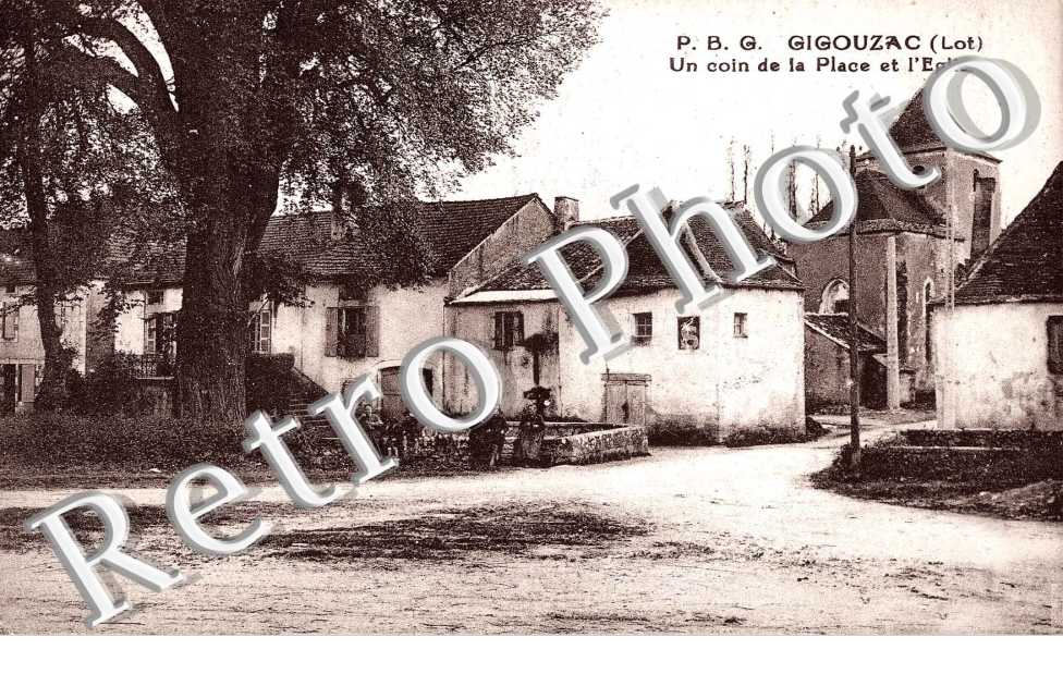 Un coin de la place et l&#039;eglise