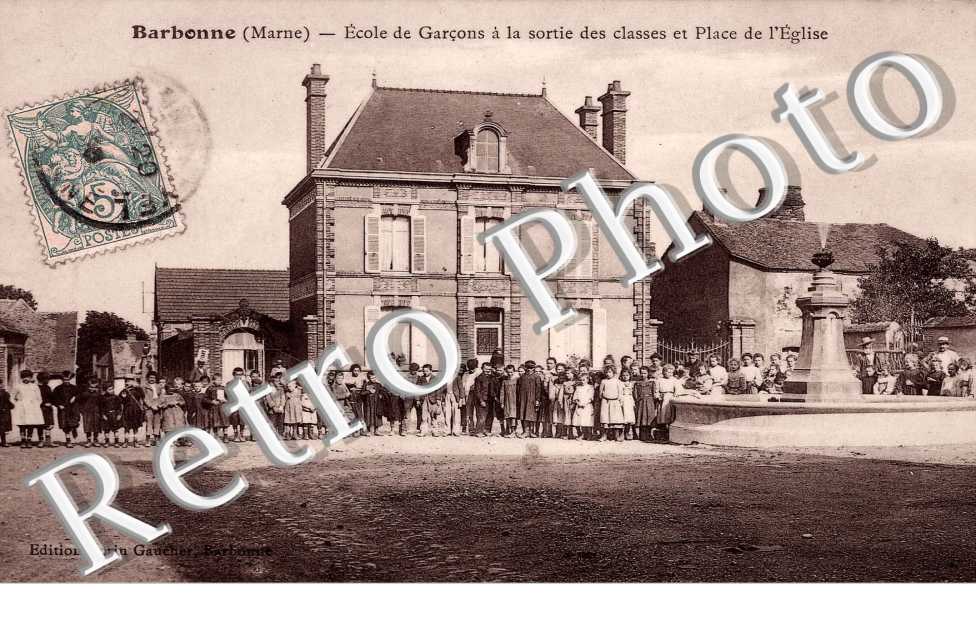ecole des garcons a la sortie des classes et place de l&#039; eglise