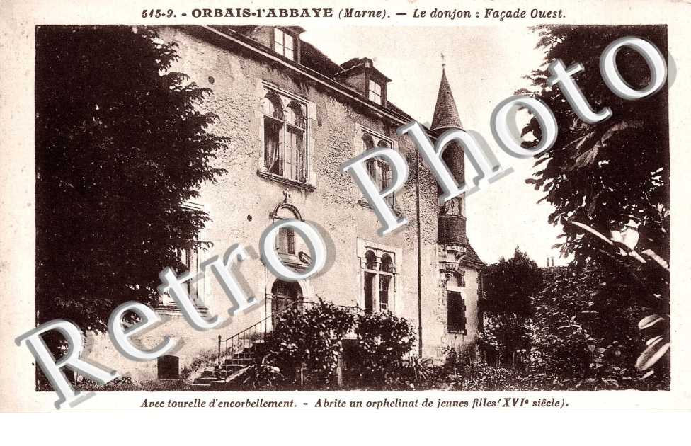 le donjon: facade Ouest, avec tourelle d&#039; encorbellement, abrite un orphelinat de jeunes filles