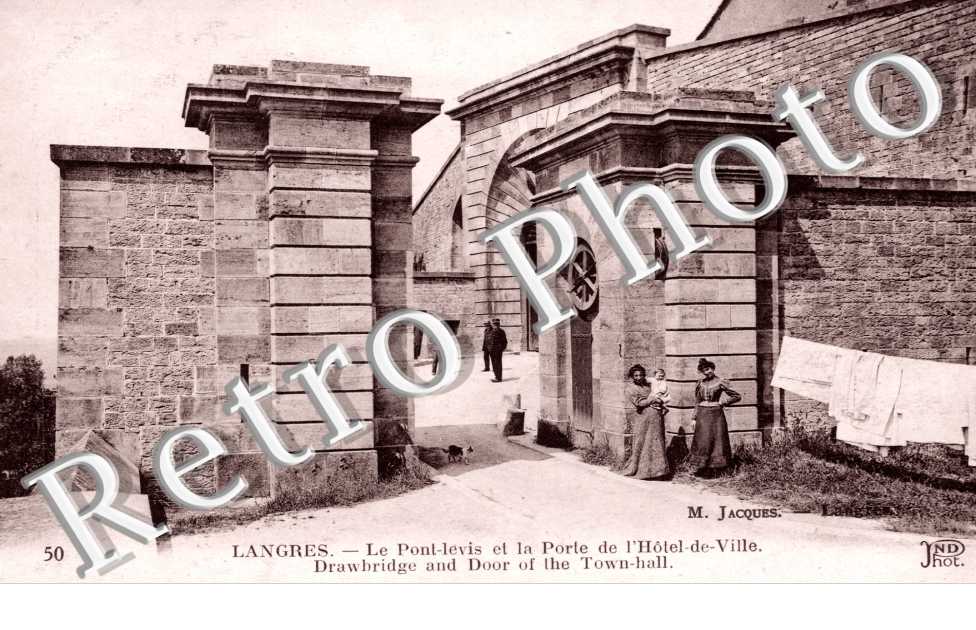Pont-levis et porte de l&#039;hotel-de-ville
