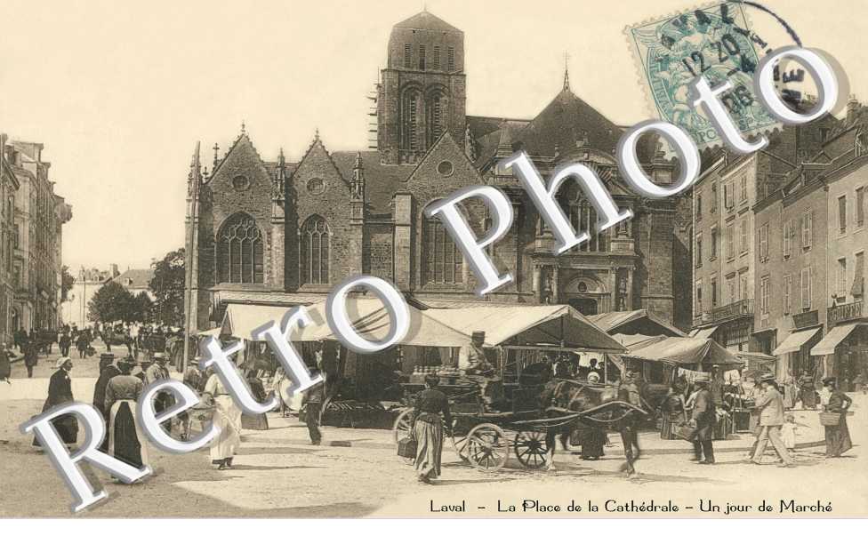 la place de la cathedrale un jour de marche