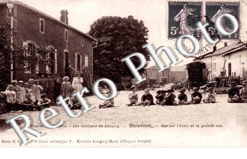 vue sur l&#039;ecole et la grande rue