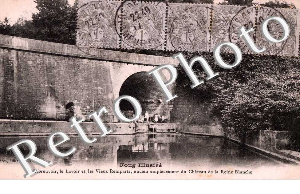 Le Lavoir, l'Abreuvoir et les vieux remparts