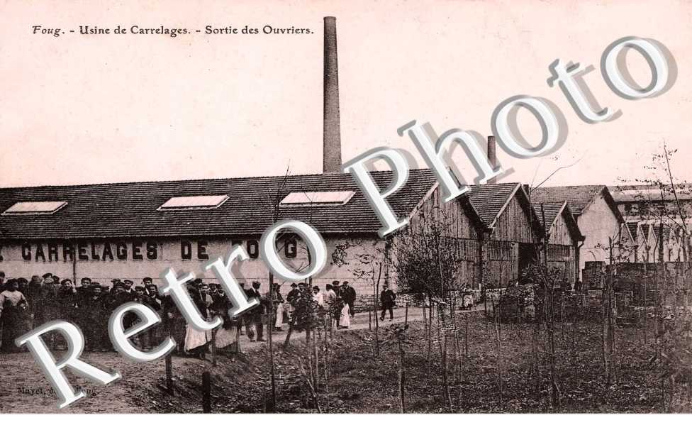 USINE DE CARRELAGES. SORTIE DES OUVRIERS