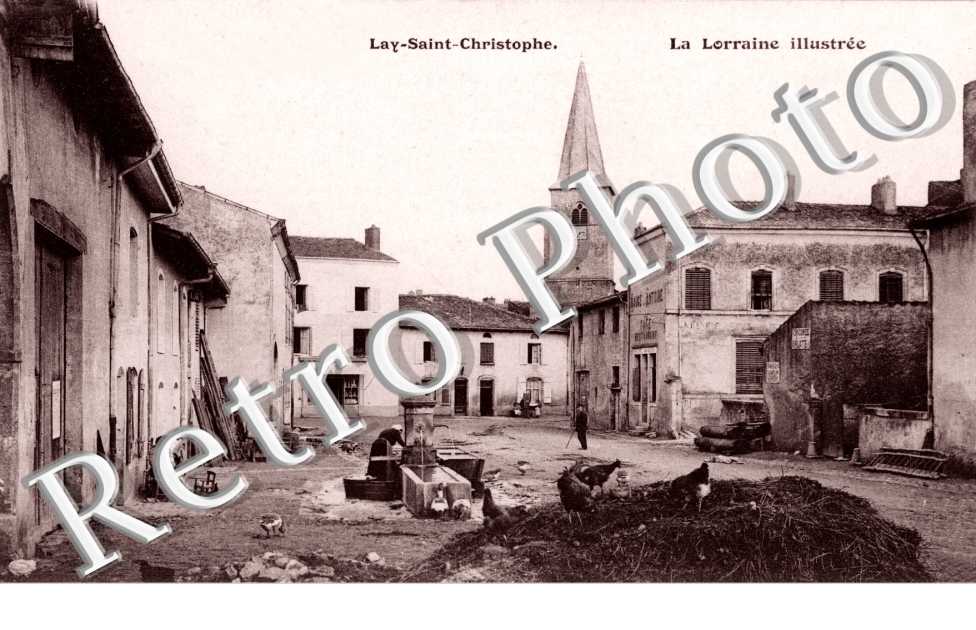 Vue d'une rue et l'église