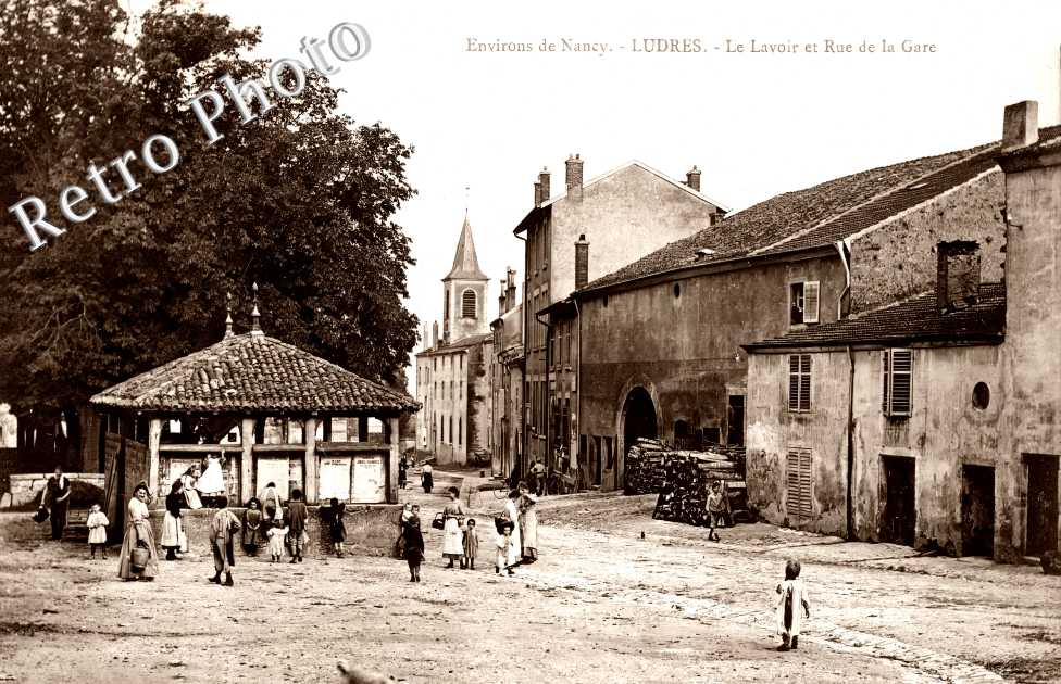 le lavoir et rue de la Gare
