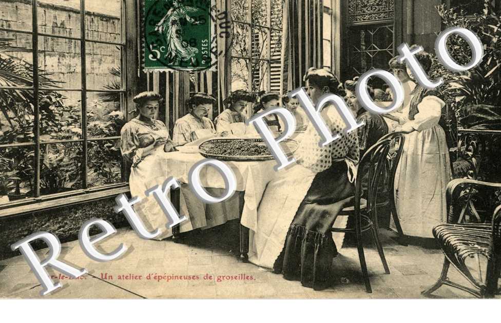 Un atelier d&#039;epepineuses de groseilles