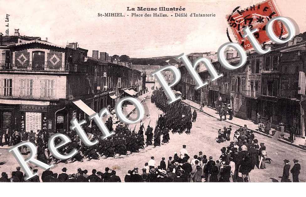 Place des Halles Defile d'Infanterie