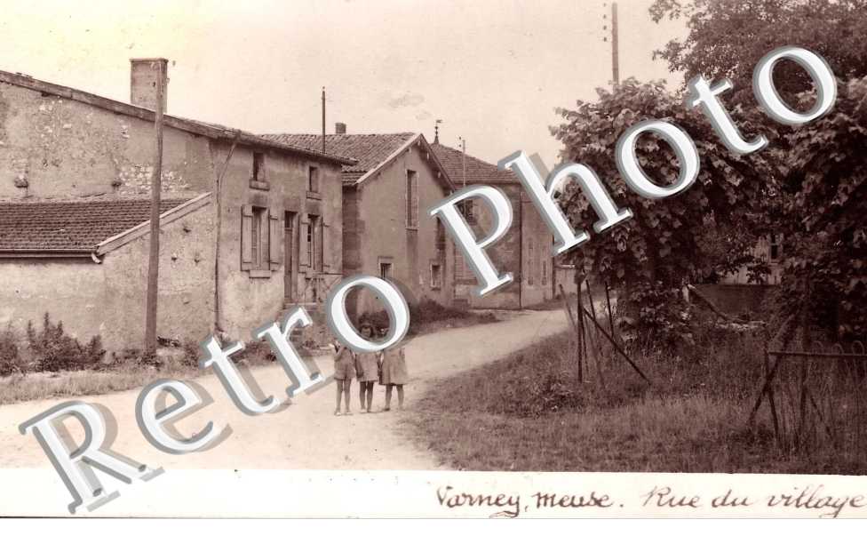 ( une rue du village )