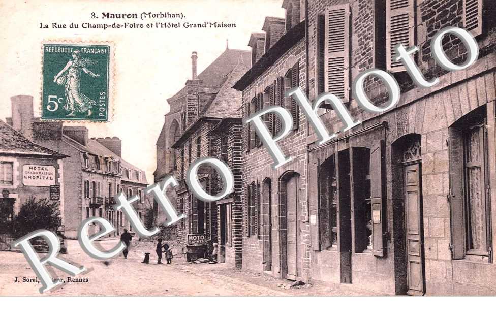La rue du champ de foire et l&#039;hotel Grand&#039;maison