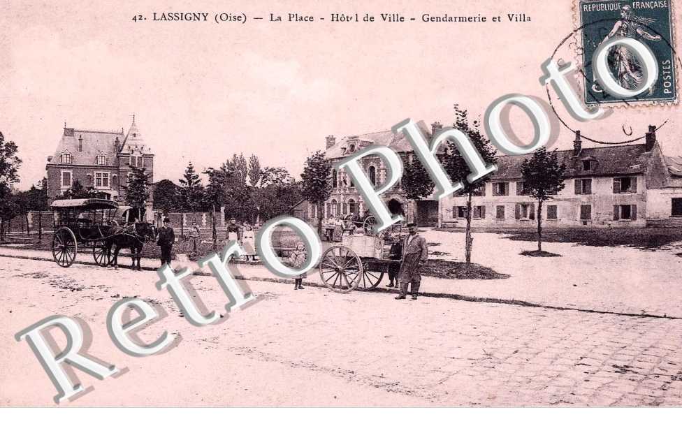 la place, hotel de ville, gendarmerie et villa