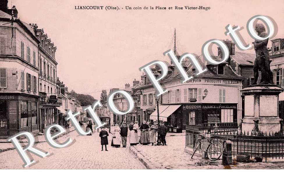 un coin de la place et rue Victor Hugo