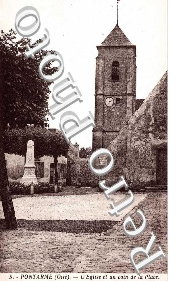 L'eglise et un coin de la place